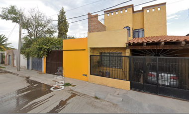 Bonita Casa En Una Excelente Ubicación cerca de escuelas parques y hospitales