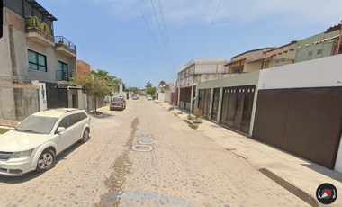 Casa ubicada en colonia Los Delfines, Puerto Vallarta Jalisco. Con 4 recamaras y 148m2. Muy cerca del Costco Puerto Vallarta.
