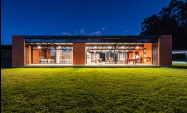 Casa moderna de Renta en Checa, hermosos jardines