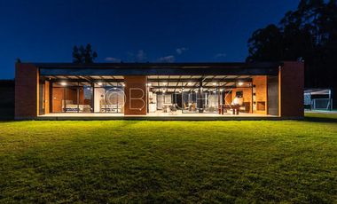Casa moderna de Renta en Checa, hermosos jardines