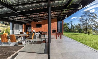 Casa moderna de Renta en Checa, hermosos jardines