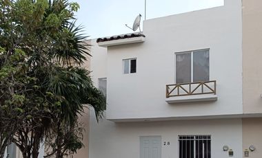 Hermosa casa renovada y equipada lista para ocupar!