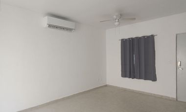 Hermosa casa renovada y equipada lista para ocupar!