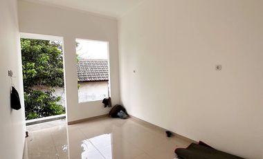 RUMAH 2 LANTAI PASAR REBO JAKTIM, 3 KT, 900 JTAN, SHM. AKSES JALAN RAYA KALISARI