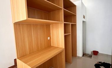 RUMAH 2 LANTAI PASAR REBO JAKTIM, 3 KT, 900 JTAN, SHM. AKSES JALAN RAYA KALISARI
