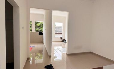 RUMAH 2 LANTAI PASAR REBO JAKTIM, 3 KT, 900 JTAN, SHM. AKSES JALAN RAYA KALISARI
