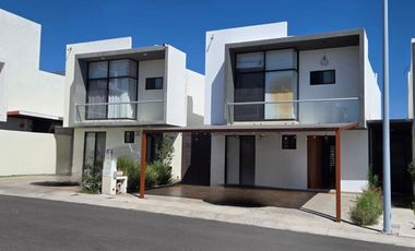 Renta casa zibata condominio el canto  con alberca y cuarto de servico QRO.
