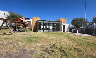 Renta casa zibata condominio el canto  con alberca y cuarto de servico QRO.