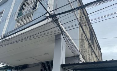 E14 - Venta Edificio Rentero Centro Guayaquil con 6 suites y 3 departamentos Rentando 2.250 mensuales -