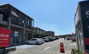 Local comercial en renta en planta baja en importante plaza en Zakia, Qro, JF