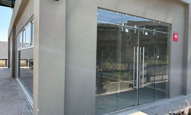 Local comercial en renta en planta baja en importante plaza en Zakia, Qro, JF