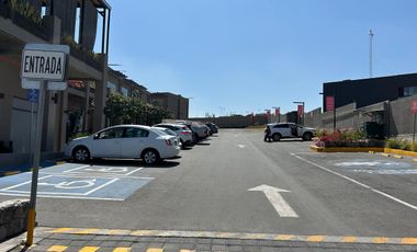 Local comercial en renta en planta baja en importante plaza en Zakia, Qro, JF