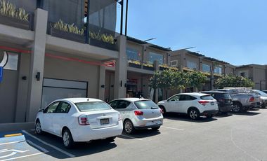 Local comercial en renta en planta baja en importante plaza en Zakia, Qro, JF