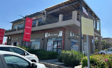 Local comercial en renta en planta baja en importante plaza en Zakia, Qro, JF