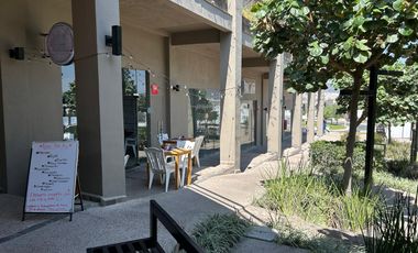 Local comercial en renta en planta baja en importante plaza en Zakia, Qro, JF