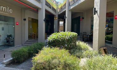 Local comercial en renta en planta baja en importante plaza en Zakia, Qro, JF