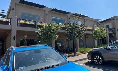 Local comercial en renta en planta baja en importante plaza en Zakia, Qro, JF