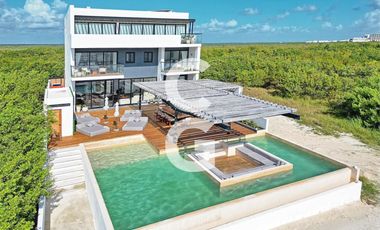 Casa en Venta en Puerto Morelos en Bahía Petempich Frente al Mar con 7 Rec