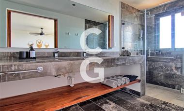 Casa en Venta en Puerto Morelos en Bahía Petempich Frente al Mar con 7 Rec
