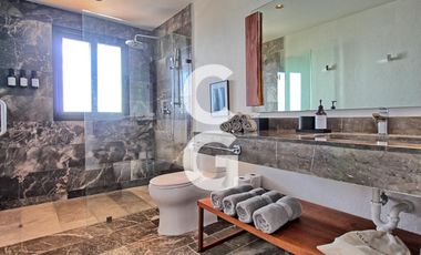 Casa en Venta en Puerto Morelos en Bahía Petempich Frente al Mar con 7 Rec