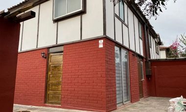 Buena y Linda Casa 4D 2B Remodelada en Condominio seguro