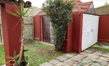 Buena y Linda Casa 4D 2B Remodelada en Condominio seguro