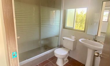 Buena y Linda Casa 4D 2B Remodelada en Condominio seguro