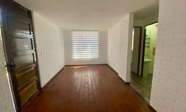 Buena y Linda Casa 4D 2B Remodelada en Condominio seguro