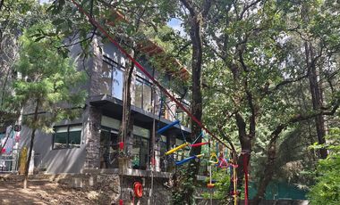Casa en venta en Tepoztlán Morelos, en zona  boscosa.