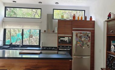 Casa en venta en Tepoztlán Morelos, en zona  boscosa.