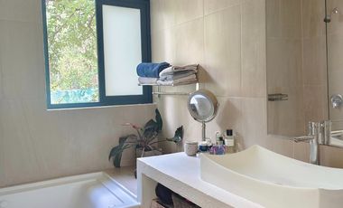 Casa en venta en Tepoztlán Morelos, en zona  boscosa.