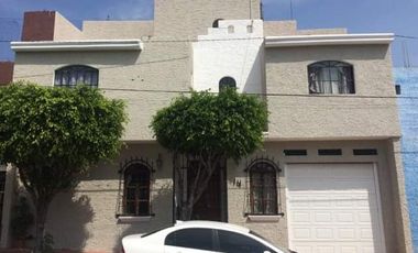 SE RENTA CASA EN COL. ATEMAJAC