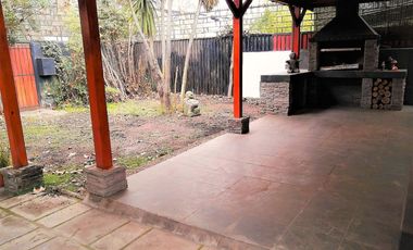 EXCELENTE CASA REMODELADA, SIMON BOLIVAR CON MONTENEGRO, ÑUÑOA, 4 DORMITORIOS, 3 BAÑOS, ESTACIONAMIENTOS, BODEGAS, BUEN PATIO