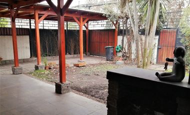 EXCELENTE CASA REMODELADA, SIMON BOLIVAR CON MONTENEGRO, ÑUÑOA, 4 DORMITORIOS, 3 BAÑOS, ESTACIONAMIENTOS, BODEGAS, BUEN PATIO