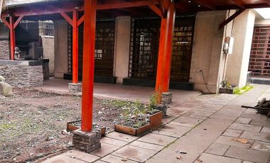 EXCELENTE CASA REMODELADA, SIMON BOLIVAR CON MONTENEGRO, ÑUÑOA, 4 DORMITORIOS, 3 BAÑOS, ESTACIONAMIENTOS, BODEGAS, BUEN PATIO