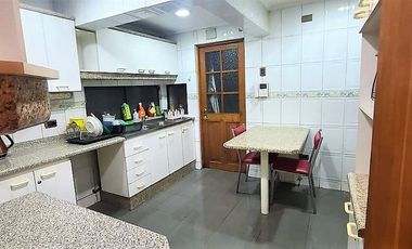 EXCELENTE CASA REMODELADA, SIMON BOLIVAR CON MONTENEGRO, ÑUÑOA, 4 DORMITORIOS, 3 BAÑOS, ESTACIONAMIENTOS, BODEGAS, BUEN PATIO
