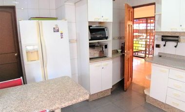 EXCELENTE CASA REMODELADA, SIMON BOLIVAR CON MONTENEGRO, ÑUÑOA, 4 DORMITORIOS, 3 BAÑOS, ESTACIONAMIENTOS, BODEGAS, BUEN PATIO