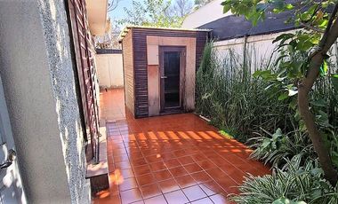 EXCELENTE CASA REMODELADA, SIMON BOLIVAR CON MONTENEGRO, ÑUÑOA, 4 DORMITORIOS, 3 BAÑOS, ESTACIONAMIENTOS, BODEGAS, BUEN PATIO