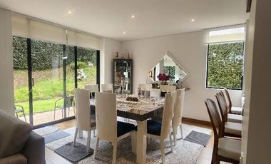 $1450 vendo Casa Cajica CLUB HOUSE 276mts 2 pisos lote 300 mts esquinera Tiene leasing Davivienda. 2 pisos, 4 habitaciones incluye la de servicio , 5