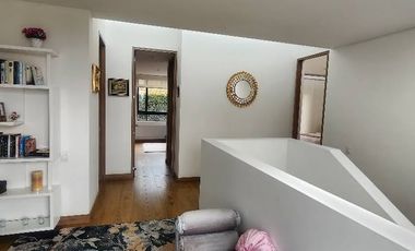 $1450 vendo Casa Cajica CLUB HOUSE 276mts 2 pisos lote 300 mts esquinera Tiene leasing Davivienda. 2 pisos, 4 habitaciones incluye la de servicio , 5