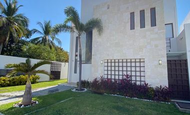 ¡ Renta Vacacional - Amplia Villa con Terraza, Alberca y Jardín !