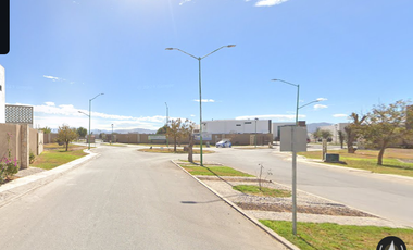 Casa ubicada en fraccionamiento Residencial Coahuila. Con 4 recamaras y 273m2. Muy Cerca de Almanara Paseo Comercial.