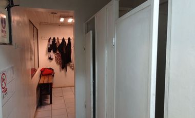 Oficina con bodegas a 2 cuadras de metro Lo Vial