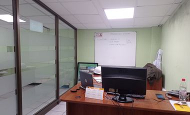 Oficina con bodegas a 2 cuadras de metro Lo Vial