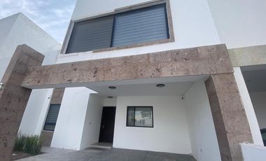 CASA CON ALBERCA EN VIÑEDOS