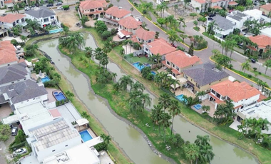 Terreno en venta en Samborondon Urb, Laguna del sol