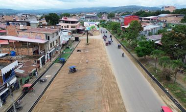 425 m² en la avenida principal de Tarapoto. Alto flujo de billetes... digo, vehículos. A un paso de Plaza Vea y 'El Huequito'. 😊
