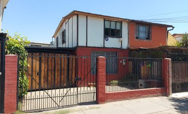 Casa en Avda Opción Comercial y habitacional, en terreno de 109 Mts. en Avda. San Martin con Avda. Manuel Antonio Matta, cercana a estación de metro
