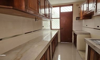 VENTA DE CASA DE TRES PISOS EN LA URB. LOURDES, PIURA
