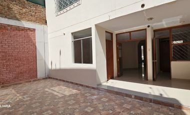 VENTA DE CASA DE TRES PISOS EN LA URB. LOURDES, PIURA